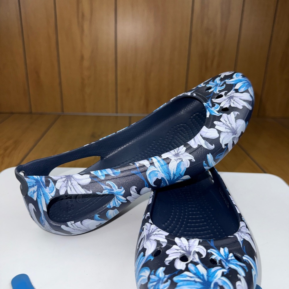 Crocs Kadee Floral Flats Navy Blue White Lily Print Slip On Shoes Womens 7 - Picture 2 of 15